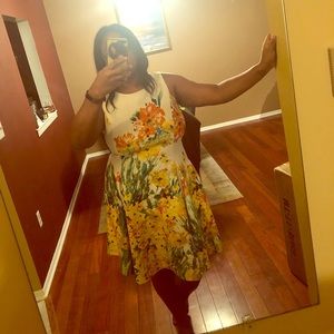 Floral knee length dress with pockets!